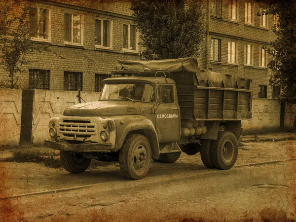 Eski fotoğraf. Yolun kenarında eski bir çöp kamyonu duruyor. Sovyet kamyonu. Kamyonu boşalt. Bir çöp kamyonunun siyah ve Whit fotoğrafı. Eski kamyon fotoğrafı.. 