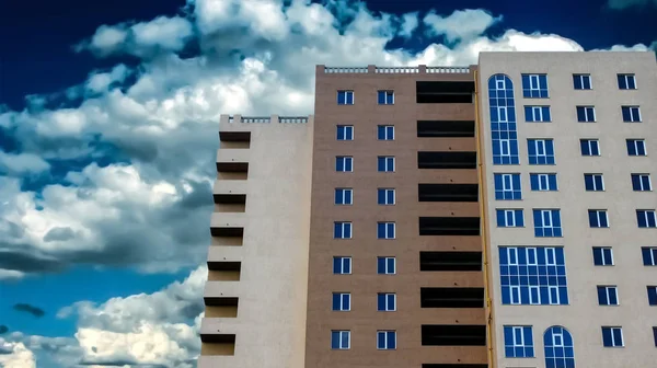 Mavi gökyüzünün arka planında Ukrayna Dnepr yüksek binası. Alt görünüm