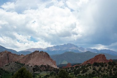 Kabarık bulutların altında Colorado dağları 