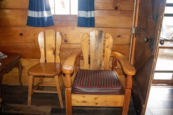 Kabin içinde Fotoğraf düzgün ahşap sandalyeler 