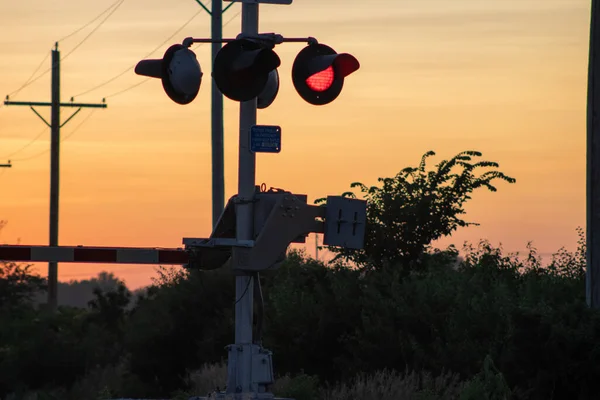 Ferrocarril Cruce de carreteras y pistas al atardecer —  Fotos de Stock