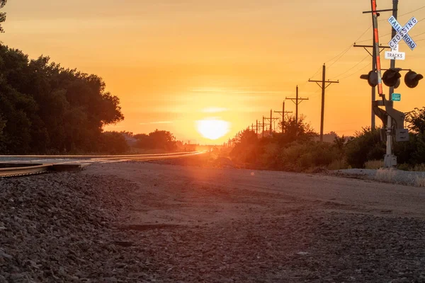 Ferrocarril Cruce de carreteras y pistas al atardecer — Foto de Stock