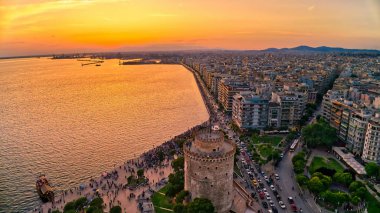 Havadan görünümü Selanik'in ünlü beyaz kule, gün batımında, Yunanistan. Eylem dron kamera ile çekilen görüntü. HDR görüntü