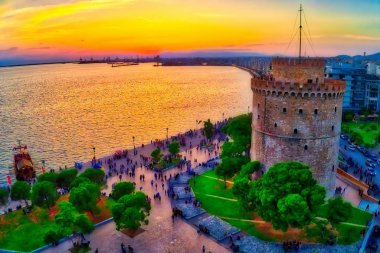 Havadan görünümü Selanik'in ünlü beyaz kule, gün batımında, Yunanistan. Eylem dron kamera ile çekilen görüntü. HDR görüntü. . Rüyalar filtre uygulanmış görüntü