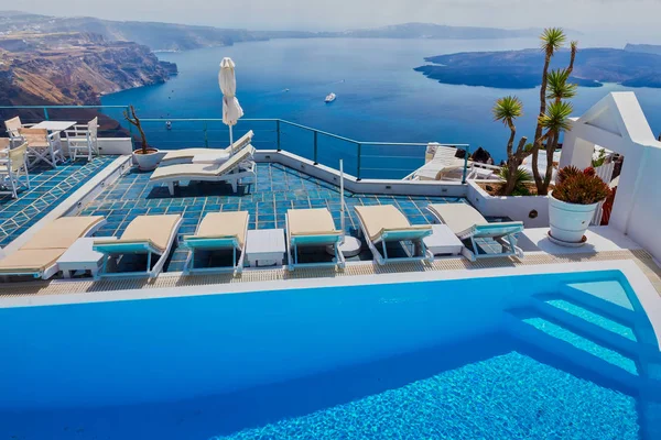 サントリーニ島 ギリシャの高級リゾートのスイミング プール — ストック写真