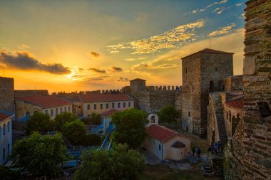 Selanik, Yunanistan, 11 Mayıs 2018: panoramik şehir Selanik, Yunanistan'ın eski Bizans kalenin gün batımında. Yedi Koule en yüksek güvenlik hapishane 1989 kadar yapıldı. 
