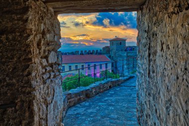 Selanik, Yunanistan, 11 Mayıs 2018: panoramik şehir Selanik, Yunanistan'ın eski Bizans kalenin gün batımında. Yedi Koule en yüksek güvenlik hapishane 1989 kadar yapıldı. 