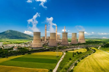 Gök olayları görüntülemek Kozani Kuzey Yunanistan'da büyük borulara ile elektrik enerjisi üretim tesisi.