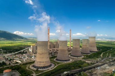 Gök olayları görüntülemek Kozani Kuzey Yunanistan'da büyük borulara ile elektrik enerjisi üretim tesisi.