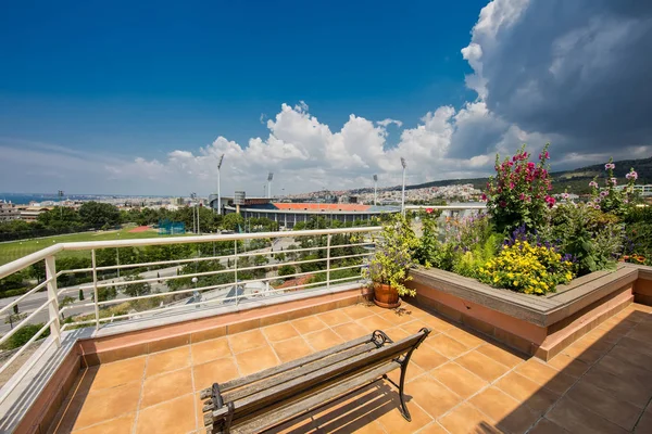 Hermosa Terraza Moderna Con Muchas Flores Tesalónica Grecia — Foto de Stock