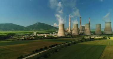 Kozani Kuzey Yunanistan'da büyük borulara ile elektrik enerjisi üretim tesisi üzerinde uçan. Hava atışı