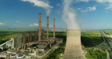 Kozani Kuzey Yunanistan'da büyük borulara ile elektrik enerjisi üretim tesisi üzerinde uçan. Hava atışı