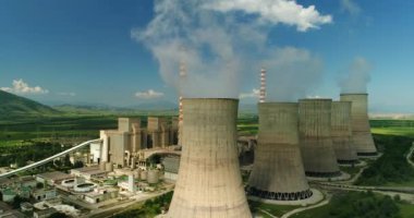 Kozani Kuzey Yunanistan'da büyük borulara ile elektrik enerjisi üretim tesisi üzerinde uçan. Hava atışı