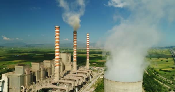 飞越在希腊北部 Kozani 的大型管道上生产电能的工厂上空 空中拍摄 — 图库视频影像