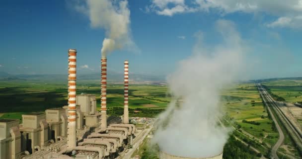 飞越在希腊北部 Kozani 的大型管道上生产电能的工厂上空 空中拍摄 — 图库视频影像