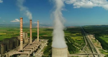 Kozani Kuzey Yunanistan'da büyük borulara ile elektrik enerjisi üretim tesisi üzerinde uçan. Hava atışı