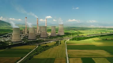 Kozani Kuzey Yunanistan'da büyük borulara ile elektrik enerjisi üretim tesisi üzerinde uçan. Hava atışı