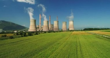 Kozani Kuzey Yunanistan'da büyük borulara ile elektrik enerjisi üretim tesisi üzerinde uçan. Hava atışı