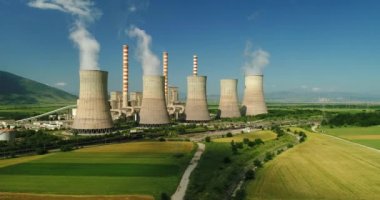 Kozani Kuzey Yunanistan'da büyük borulara ile elektrik enerjisi üretim tesisi üzerinde uçan. Hava atışı