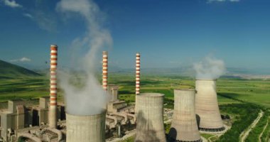 Kozani Kuzey Yunanistan'da büyük borulara ile elektrik enerjisi üretim tesisi üzerinde uçan. Hava atışı