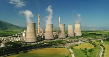 Kozani Kuzey Yunanistan'da büyük borulara ile elektrik enerjisi üretim tesisi üzerinde uçan. Hava atışı