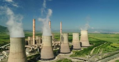 Kozani Kuzey Yunanistan'da büyük borulara ile elektrik enerjisi üretim tesisi üzerinde uçan. Hava atışı