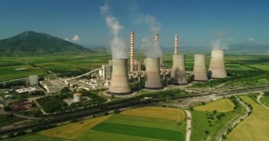 Kozani Kuzey Yunanistan'da büyük borulara ile elektrik enerjisi üretim tesisi üzerinde uçan. Hava atışı