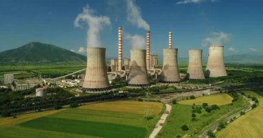 Kozani Kuzey Yunanistan'da büyük borulara ile elektrik enerjisi üretim tesisi üzerinde uçan. Hava atışı