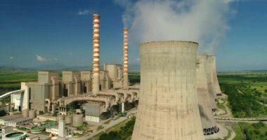 Kozani Kuzey Yunanistan'da büyük borulara ile elektrik enerjisi üretim tesisi üzerinde uçan. Hava atışı