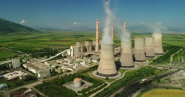 Volando Sobre Planta Produciendo Energía Eléctrica Con Tuberías Grandes Kozani — Vídeos de Stock