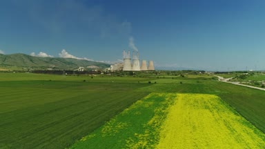 Kozani Kuzey Yunanistan'da büyük borulara ile elektrik enerjisi üretim tesisi üzerinde uçan. Hava atışı