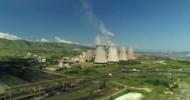 Kozani Kuzey Yunanistan'da büyük borulara ile elektrik enerjisi üretim tesisi üzerinde uçan. Hava atışı