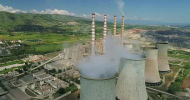 Kozani Kuzey Yunanistan'da büyük borulara ile elektrik enerjisi üretim tesisi üzerinde uçan. Hava atışı