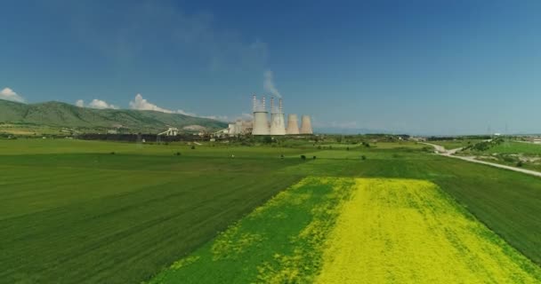 Volando Sobre Planta Produciendo Energía Eléctrica Con Tuberías Grandes Kozani — Vídeo de stock