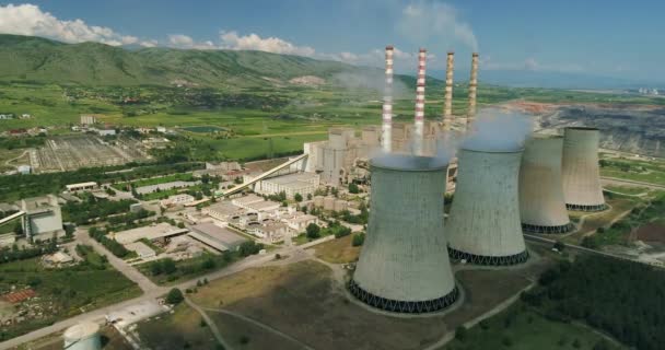 飞越在希腊北部 Kozani 的大型管道上生产电能的工厂上空 空中拍摄 — 图库视频影像