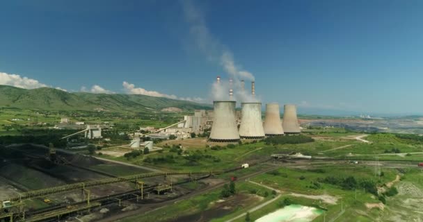 ギリシャ北部のコザニで大きなパイプで電気エネルギーの生産工場で飛んでいます 空中ショット — ストック動画