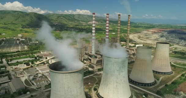 飞越在希腊北部 Kozani 的大型管道上生产电能的工厂上空 空中拍摄 — 图库视频影像