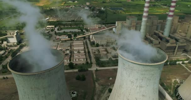 ギリシャ北部のコザニで大きなパイプで電気エネルギーの生産工場で飛んでいます 空中ショット — ストック動画