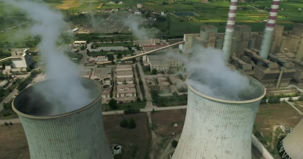 Volando Sobre Planta Produciendo Energía Eléctrica Con Tuberías Grandes Kozani — Vídeo de stock