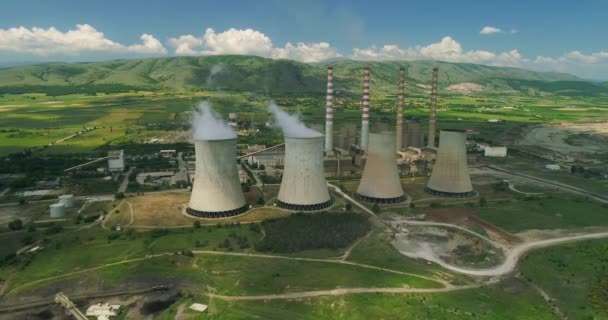 飞越在希腊北部 Kozani 的大型管道上生产电能的工厂上空 空中拍摄 — 图库视频影像