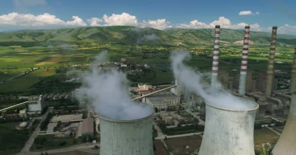 Volando Sobre Planta Produciendo Energía Eléctrica Con Tuberías Grandes Kozani — Vídeos de Stock