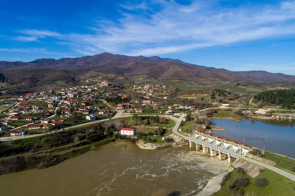 Yapay göl Kerkini ve nehir Strymon Kuzey Yunanistan'ın barajda ile havadan görünümü