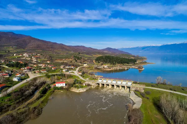 人工の湖 Kerkini および北ギリシャでダムのストルマ川の航空写真 — ストック写真