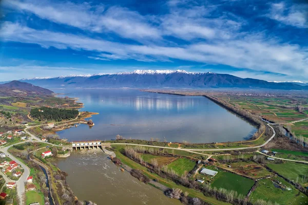 人工の湖 Kerkini および北ギリシャでダムのストルマ川の航空写真 — ストック写真