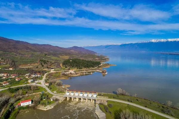 Yapay göl Kerkini ve nehir Strymon Kuzey Yunanistan'ın barajda ile havadan görünümü