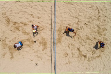 Selanik - Yunanistan 8 Haziran 2018: Aksiyon Aristoteles kare Yunan şampiyonasında Plaj Voleybolu Masters 2018 sırasında tanımsız oyuncular. Hava sho