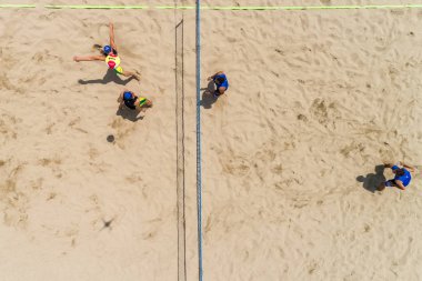 Selanik - Yunanistan 8 Haziran 2018: Aksiyon Aristoteles kare Yunan şampiyonasında Plaj Voleybolu Masters 2018 sırasında tanımsız oyuncular. Hava sho