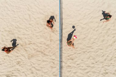 Selanik - Yunanistan 8 Haziran 2018: Aksiyon Aristoteles kare Yunan şampiyonasında Plaj Voleybolu Masters 2018 sırasında tanımsız oyuncular. Hava atışı