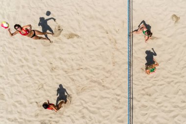 Selanik - Yunanistan 8 Haziran 2018: Aksiyon Aristoteles kare Yunan şampiyonasında Plaj Voleybolu Masters 2018 sırasında tanımsız oyuncular. Hava atışı