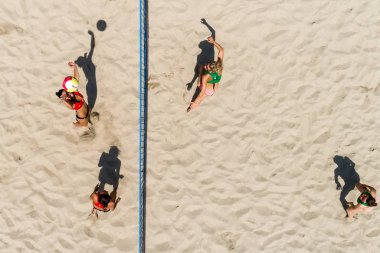 Selanik - Yunanistan 8 Haziran 2018: Aksiyon Aristoteles kare Yunan şampiyonasında Plaj Voleybolu Masters 2018 sırasında tanımsız oyuncular. Hava atışı